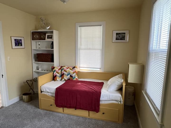 Chumba cha kulala namba 2 kilicho na kitanda kimehifadhiwa.