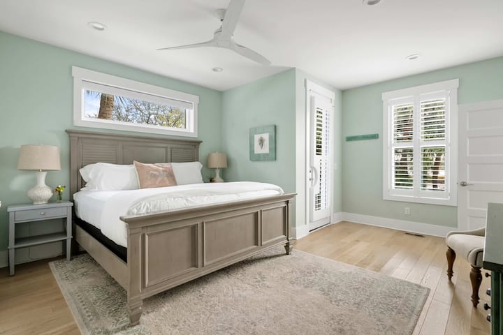 Dormitorio n.º1: cama tamaño king + TV.