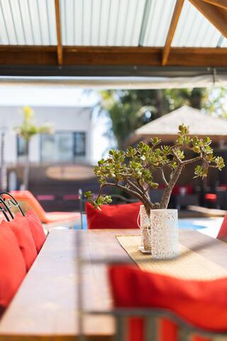 Twin Palms: 4BRM Coastal Retreat with Pool & BBQ. gallery image 3