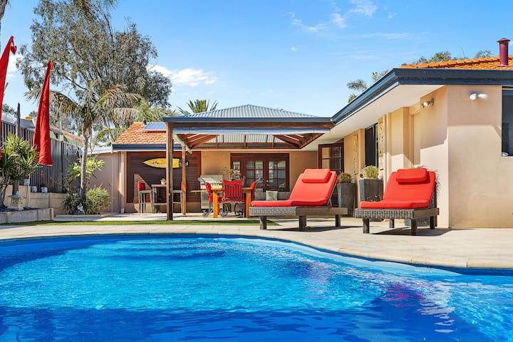 Twin Palms: 4BRM Coastal Retreat with Pool & BBQ.