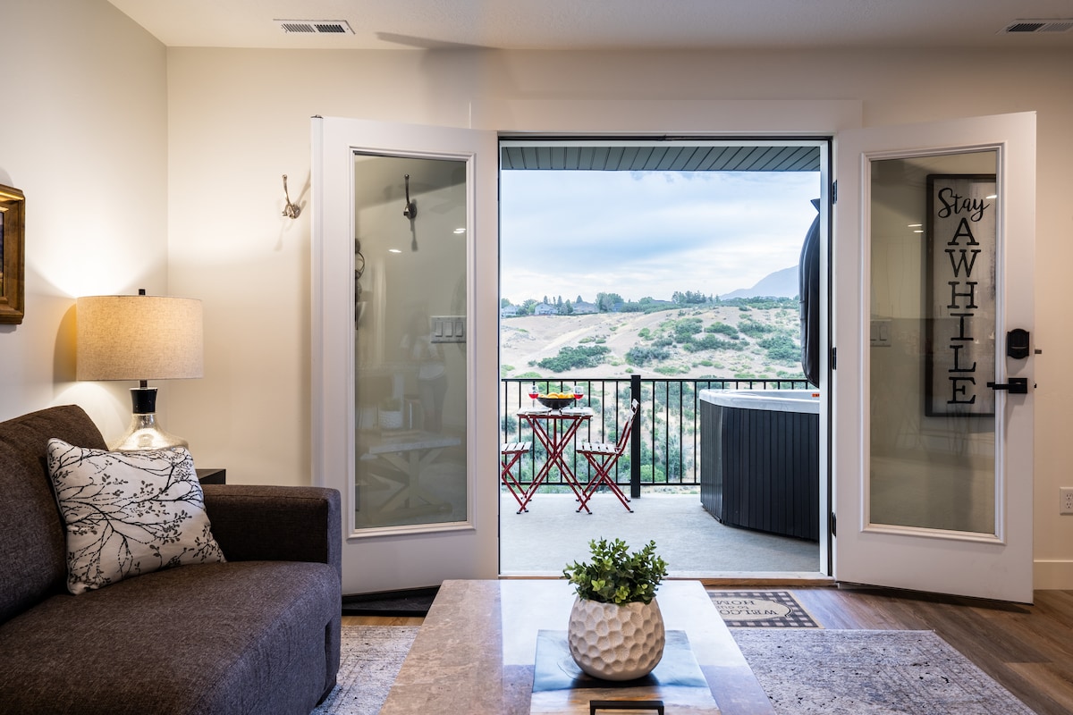 Top performing Airbnb: *Hot Tub*NEW Private Balcony Suite-Near Skiing in Sandy