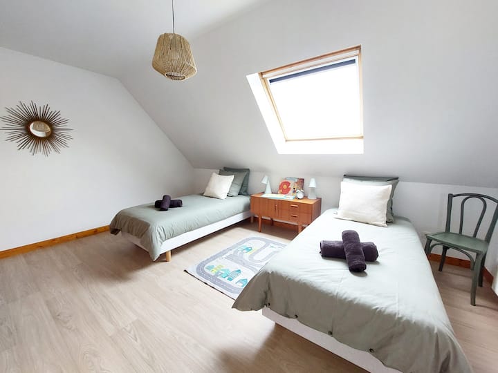 La 3e chambre est également équipée de 2 lits simples 90x200cm avec double oreillers et une grande armoire. Elle dispose également de livres enfants et d'un lit parapluie.