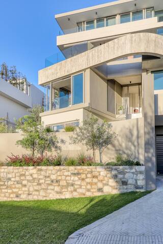 Vista Maris – Luxury Apt in Camps Bay with pool gallery image 4