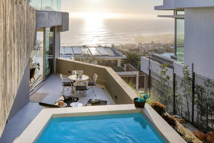 Vista Maris – Luxury Apt in Camps Bay with pool gallery image 2