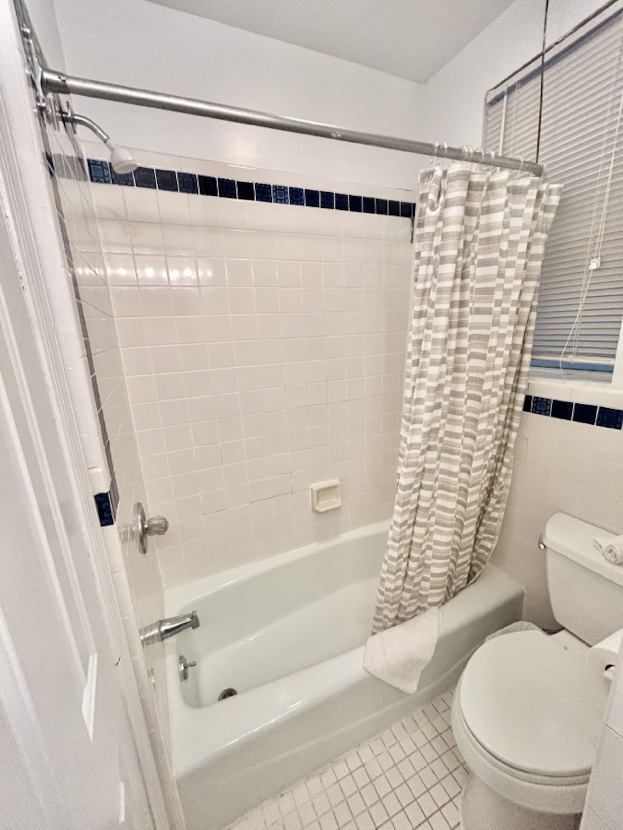 324 • 2BR/2BA • Charming & Bright • 20 Min to NYC - Photo 12