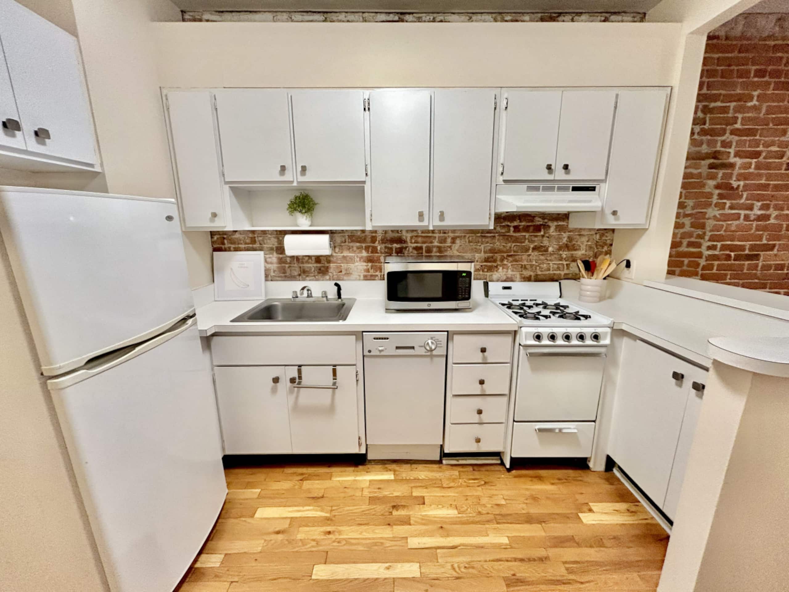 324 • 2BR/2BA • Charming & Bright • 20 Min to NYC - Photo 3