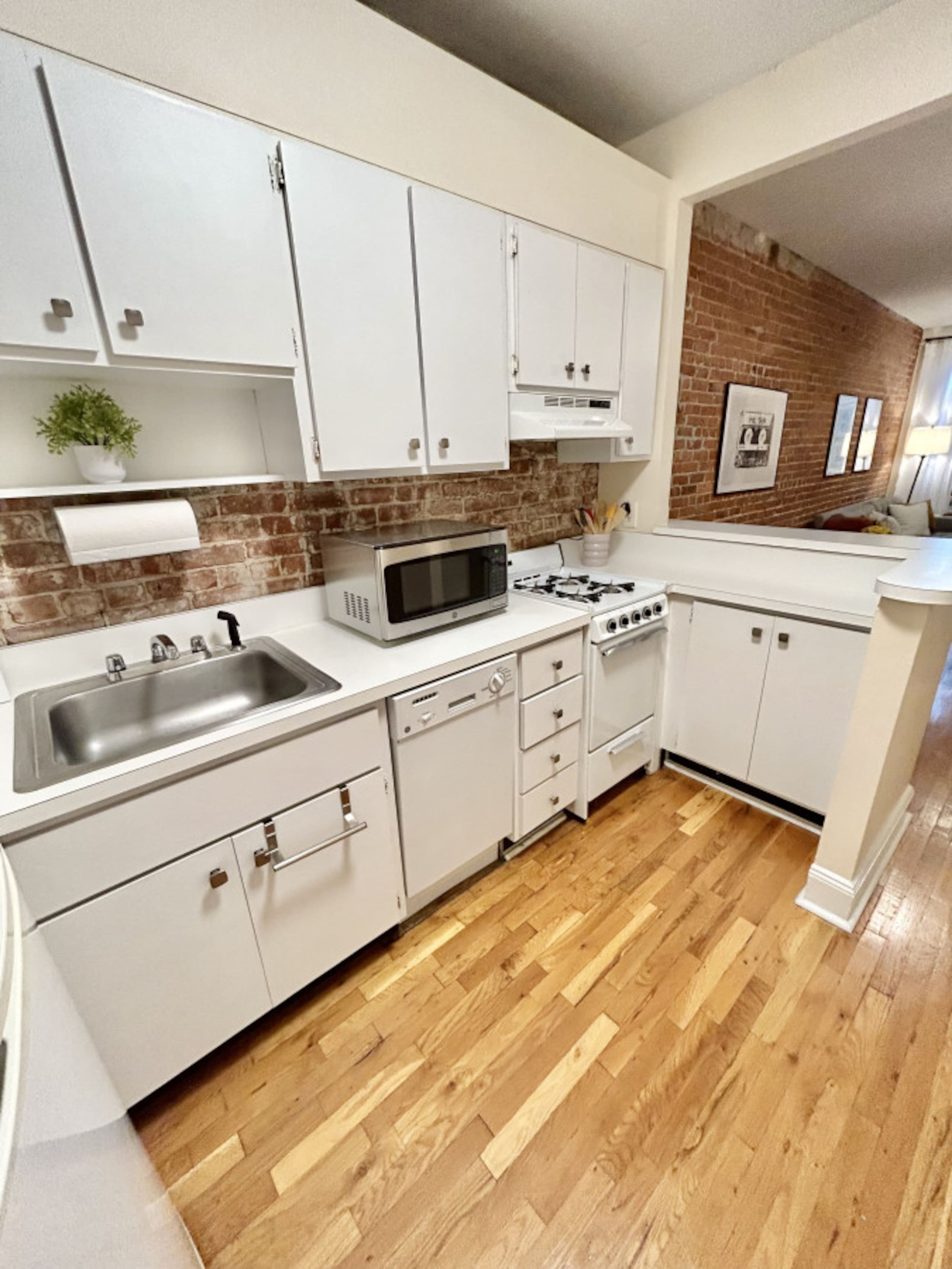 324 • 2BR/2BA • Charming & Bright • 20 Min to NYC - Photo 16