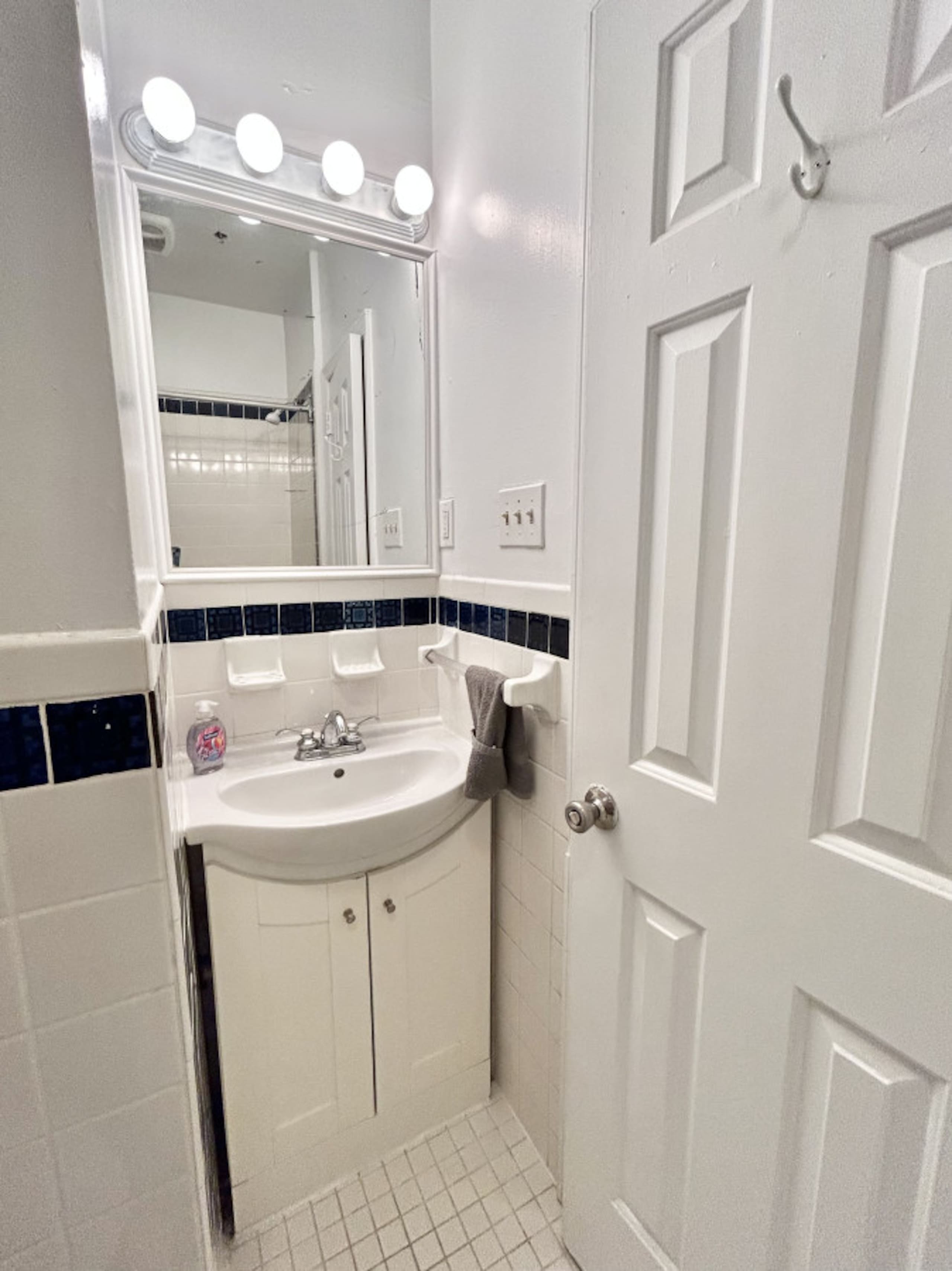 324 • 2BR/2BA • Charming & Bright • 20 Min to NYC - Photo 14