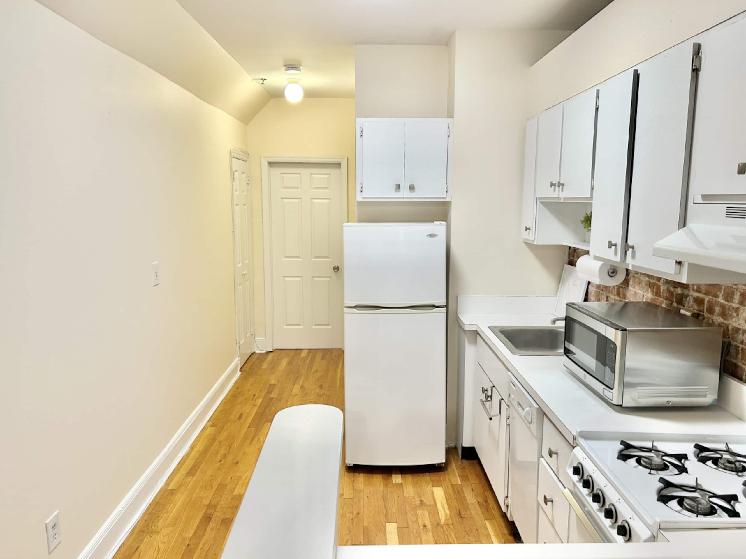 324 • 2BR/2BA • Charming & Bright • 20 Min to NYC - Photo 10
