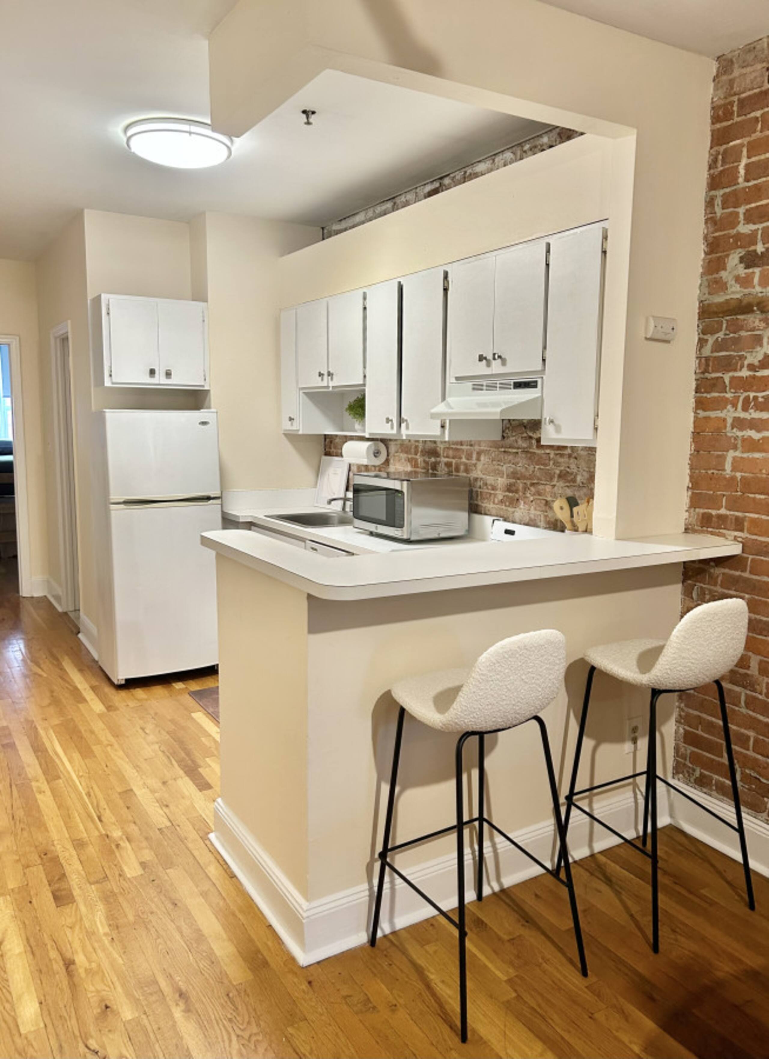 324 • 2BR/2BA • Charming & Bright • 20 Min to NYC - Photo 4