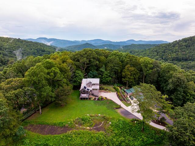 Asheville Home 15m from Downtown w Hot Tub & Sauna gallery image 4