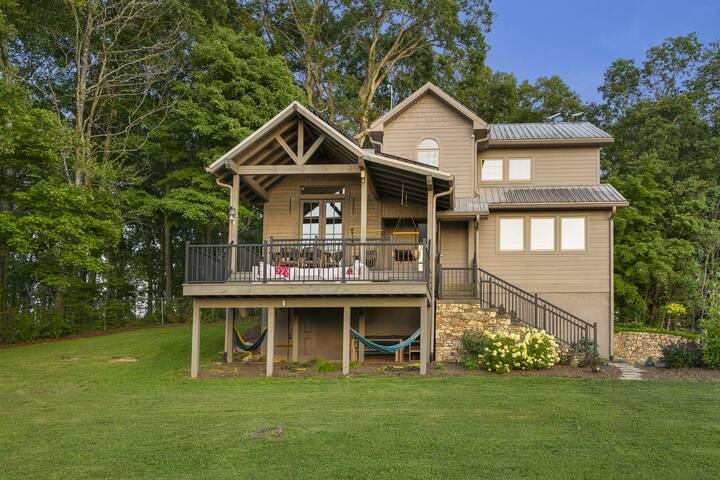 Asheville Home 15m from Downtown w Hot Tub & Sauna gallery image 2