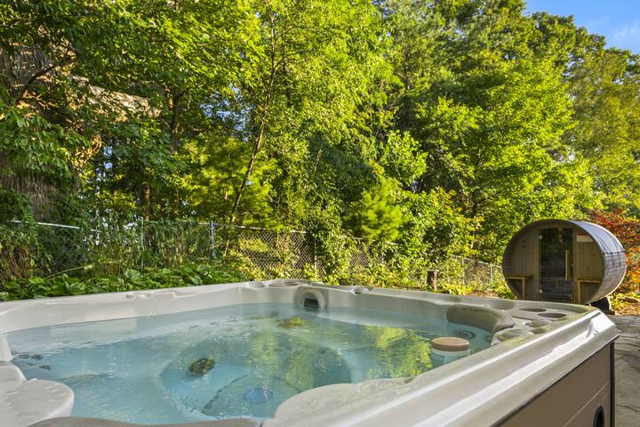 Asheville Home 15m from Downtown w Hot Tub & Sauna gallery image 5