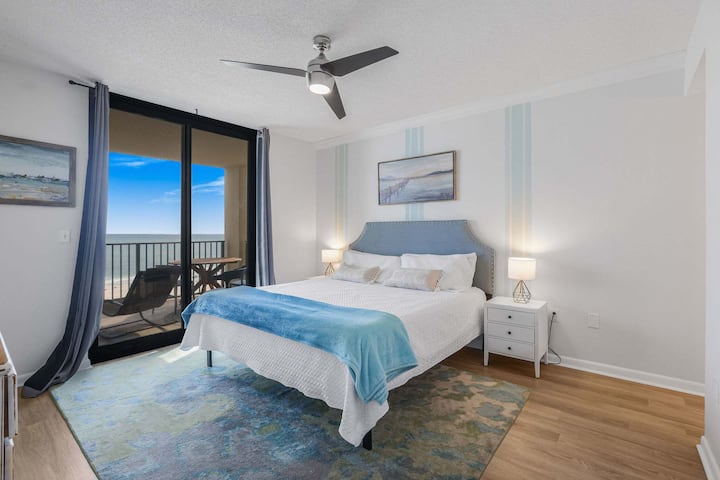 Manželská posteľ čaká na kráľovnú.