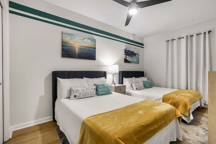 Druhá spálňa má dve veľké postele.