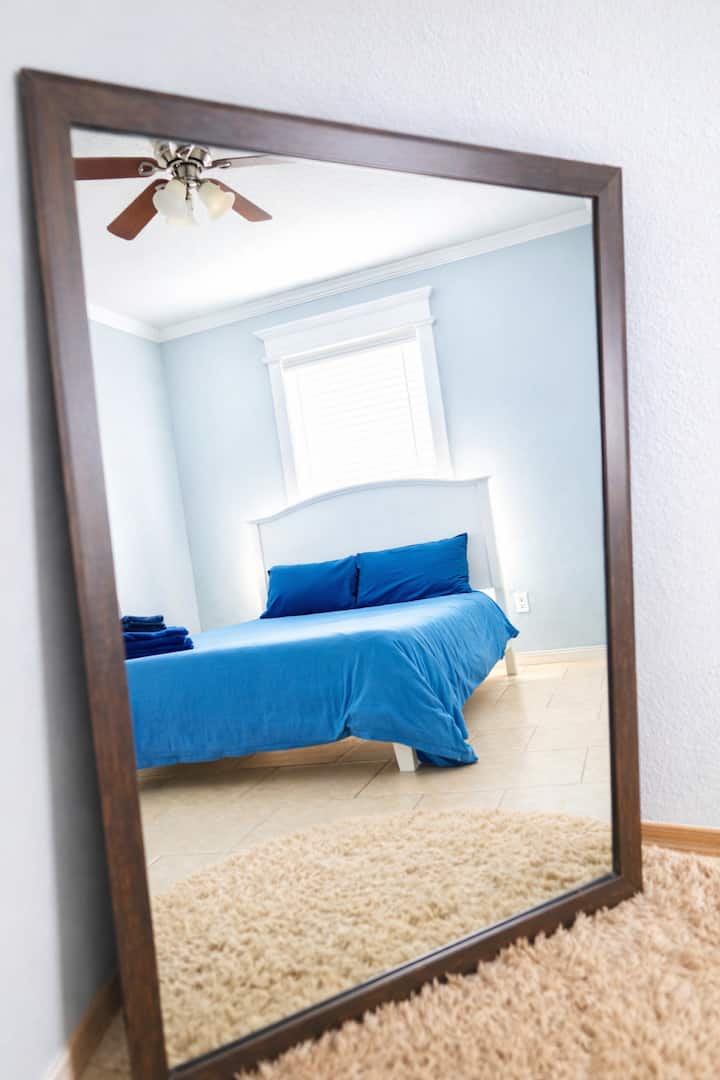 Udobnost, stil i zabava – sve to u vašem utočištu s bračnim krevetom.