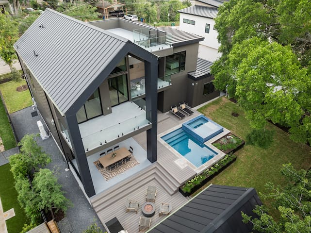 Treaty Oak Manor by Lux Tiny Resorts