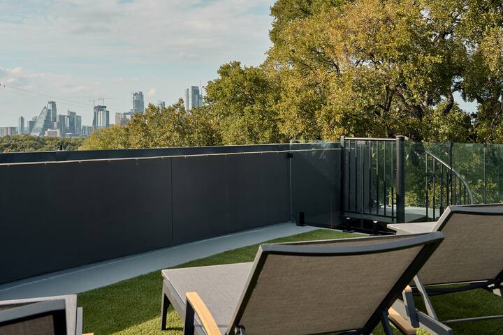 Treaty Oak Manor by Lux Tiny Resorts gallery image 4