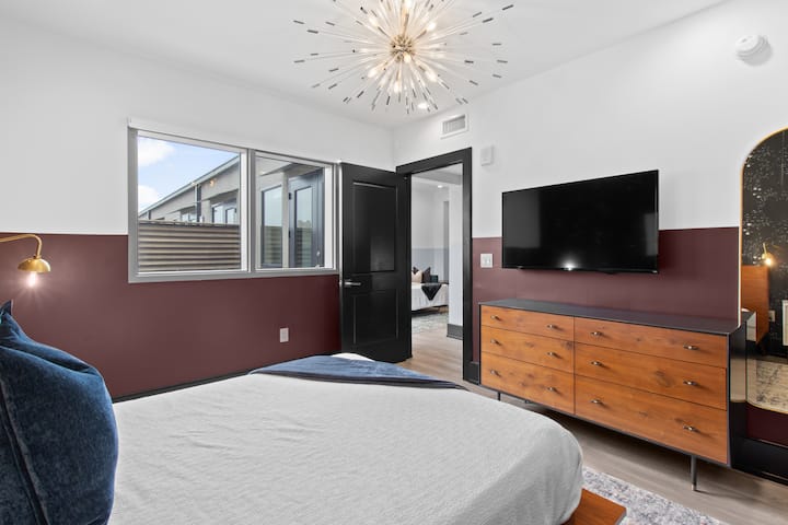 მესამე საძინებელში არის კომფორტული საწოლი 183×213 სმ, კომოდი, სმარტ‑ტელევიზორი და რბილი თეთრეული. Შესანიშნავია ოჯახებისთვის ან მეგობრებისთვის, რომლებიც ერთად მოგზაურობენ. ეს ოთახი აერთიანებს კომფორტსა და განმარტოებას ახალი ორლეანის ცენტრში.