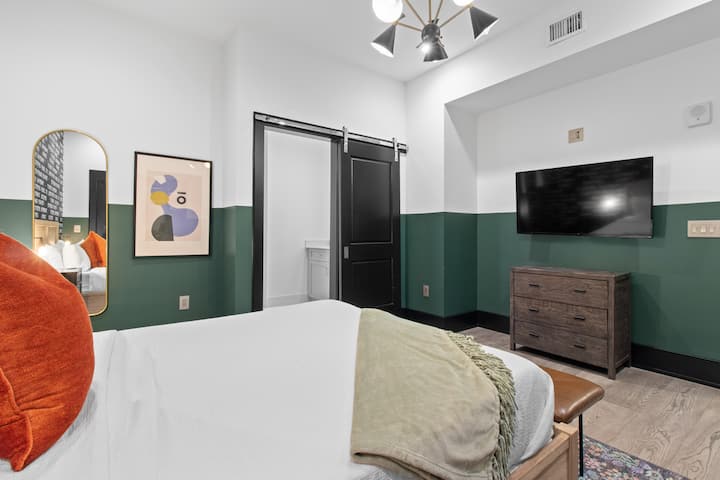 მეორე საძინებელშია კომფორტული 183×224 სმ ზომის საწოლი, კომოდი, სმარტ‑ტელევიზორი და რბილი თეთრეული. Შესანიშნავია ოჯახებისთვის ან მეგობრებისთვის, რომლებიც ერთად მოგზაურობენ. ეს ოთახი აერთიანებს კომფორტსა და განმარტოებას ახალი ორლეანის ცენტრში.