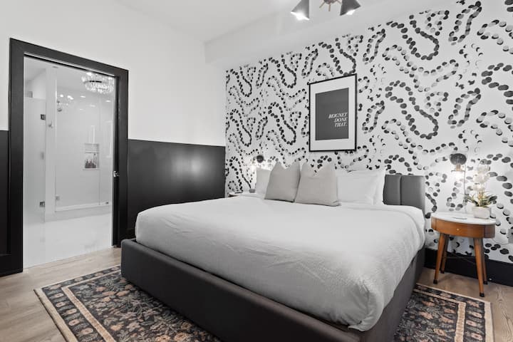 Დაისვენეთ ძირითად საძინებელში დიდი საწოლით, შესასვლელი კარადით, უშუქო ფერებითა და სმარტ-ტელევიზორით. Ეს აპარტამენტი იდეალურია ახალი ორლეანის დათვალიერების შემდეგ დამუხტვისთვის.