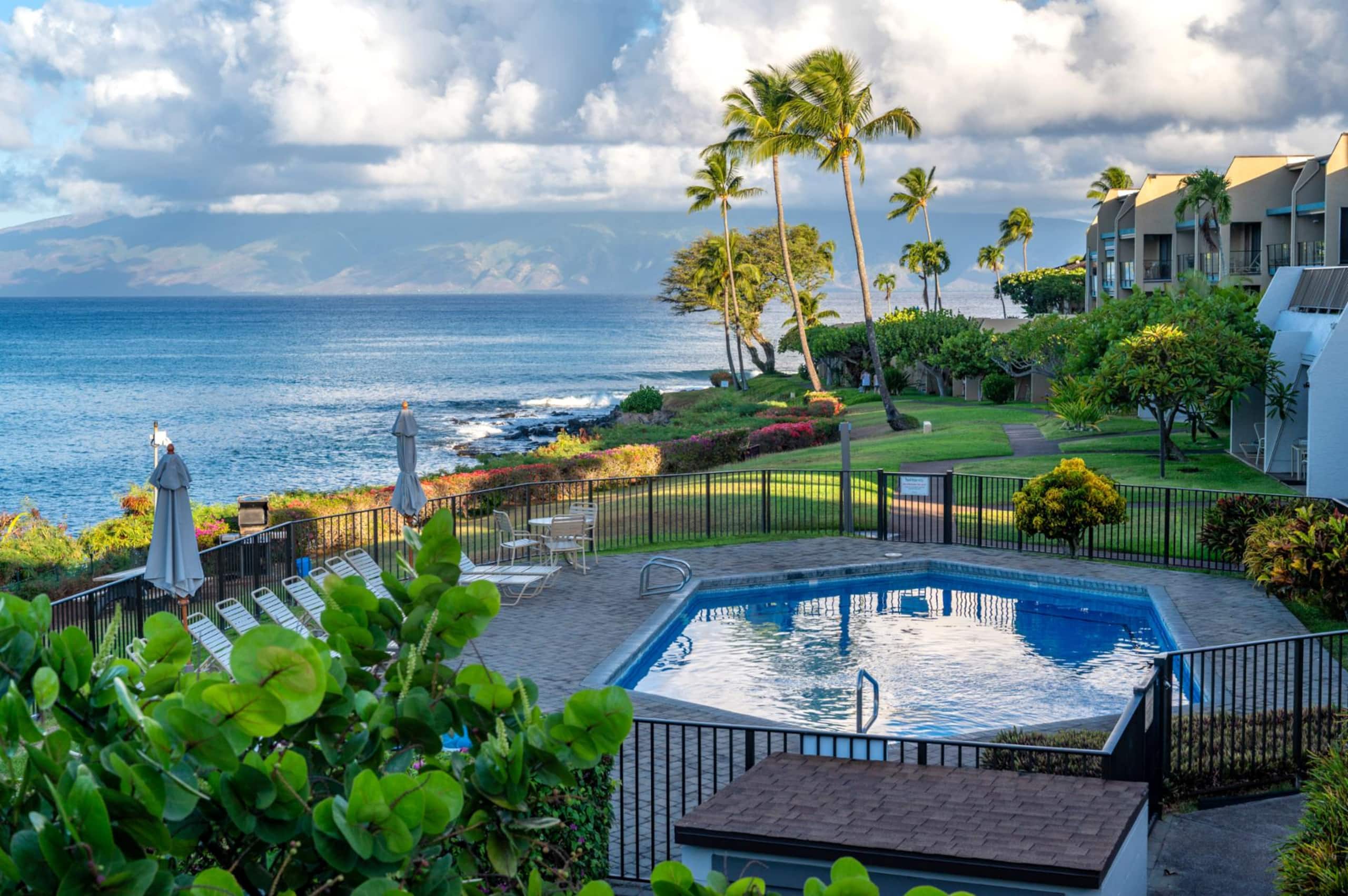 Condo in Lahaina · ★4.87 · 1 bedroom · 2 beds · 1 bath - Image 4
