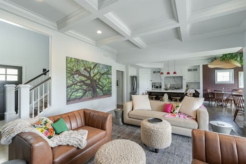 Luxury Stay/ Theater / No step entry/ Dogs Welcome