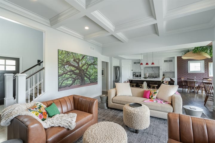 Luxury Stay/ Theater / No step entry/ Dogs Welcome