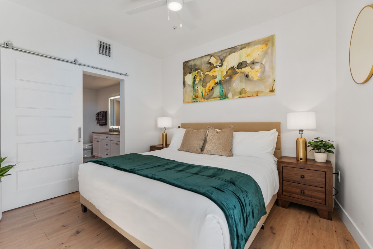 Dhoma e gjumit "2nd King" e projektuar bukur. Televizor 55". Jashtëzakonisht i rehatshëm me një banjë ngjitur dhe dollap me rrota.