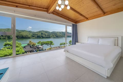 Romantic Riverview Home near Nami Island