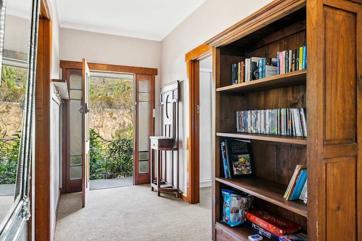 “Cascade Cottage” South Hobart with parking