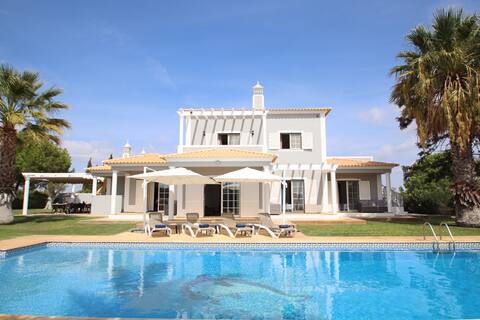 Peaceful Villa: Private Pool and BBQ Area