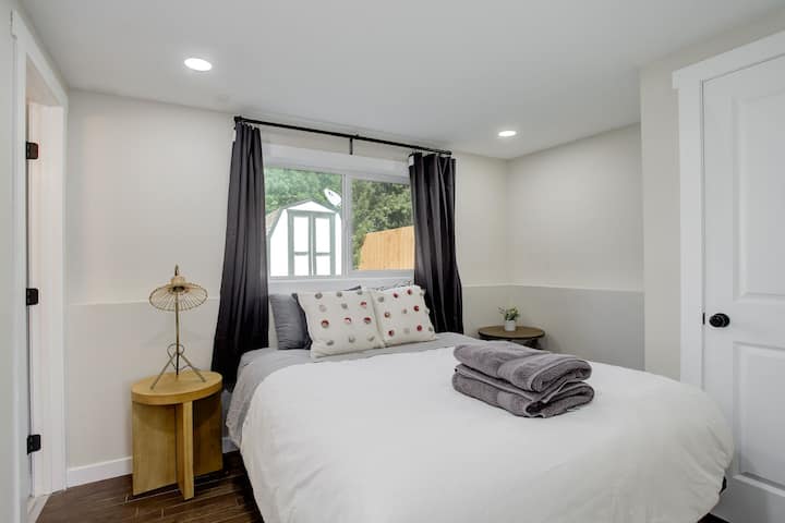 Queensize-dobbeltseng - nederste etage - Jack og Jill-badeværelse
