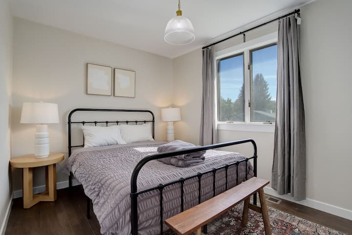 Queensize-dobbeltseng med skab - øverste etage