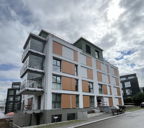 Zurich Airport & Train: Modern 2BR + Parking