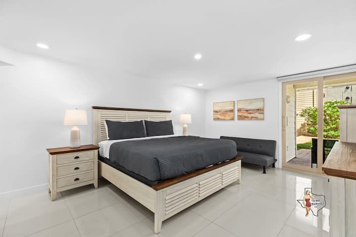 Chumba cha kwanza cha kulala kina kitanda cha ukubwa wa kifahari