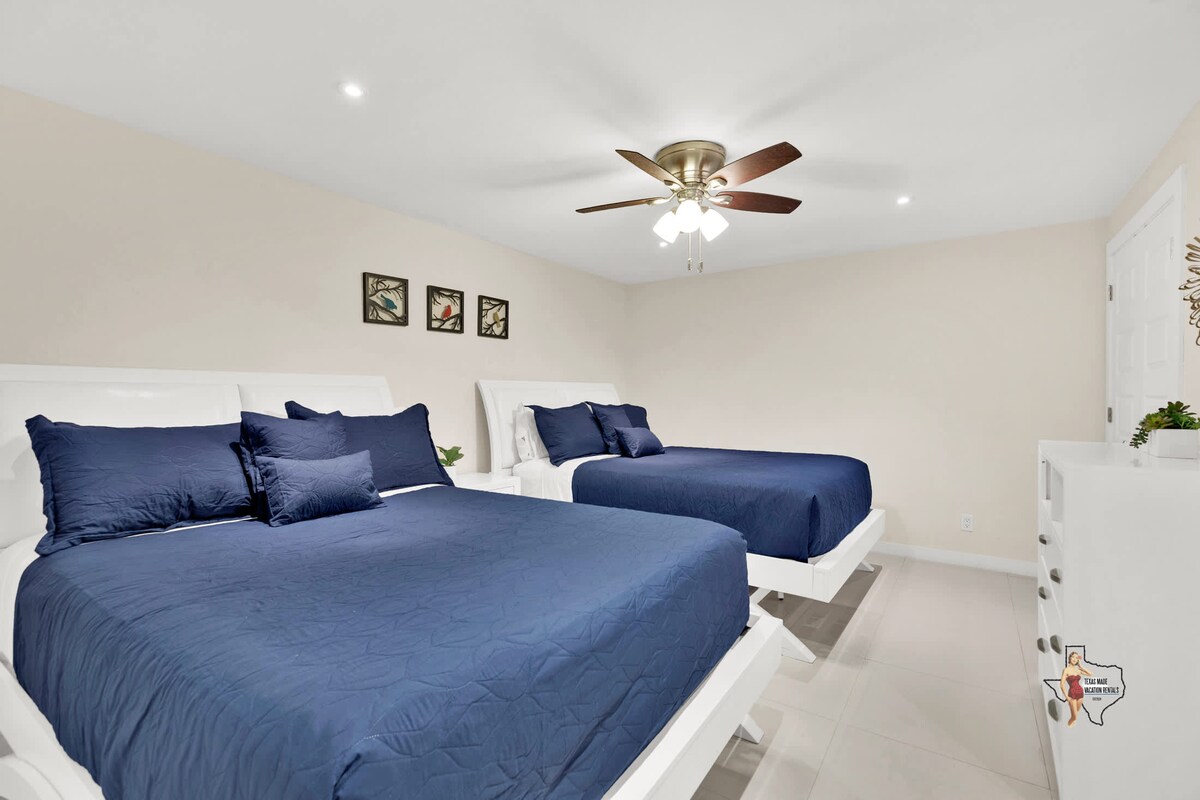 在2號睡房享受安靜的夜晚，配有2張大床和優質床單和毛絨枕頭。