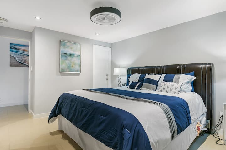 Spavaća soba 1 ima plišani bračni krevet i privatnu kupaonicu.