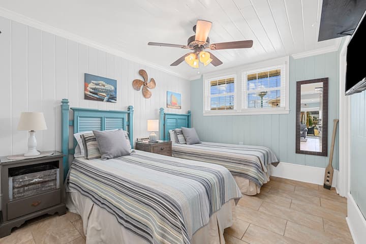 Savršena za obitelji ili grupe, ova udobna soba nudi dovoljno prostora i udoban prostor za miran san.