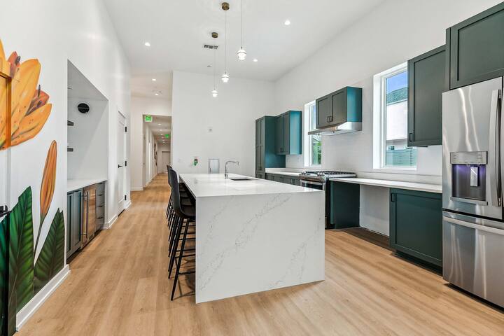 The Revelry | Urban Oasis | 6 Bd 4 ba+Pool near FQ gallery image 3