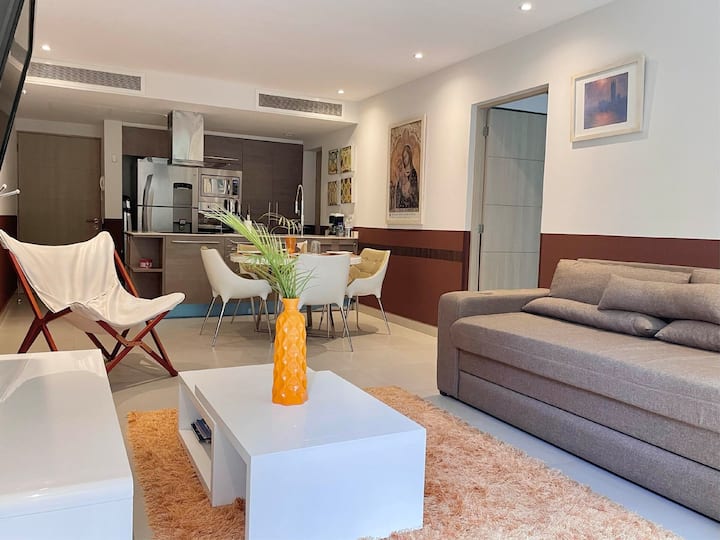 Obývacia izba je útulný a svetlý priestor, ideálny na oddych. Má pohodlnú rozkladaciu pohovku, konferenčný stolík a televízor.