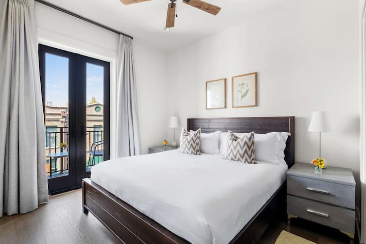 Dormitorio n.º2: cama tamaño king + TV.