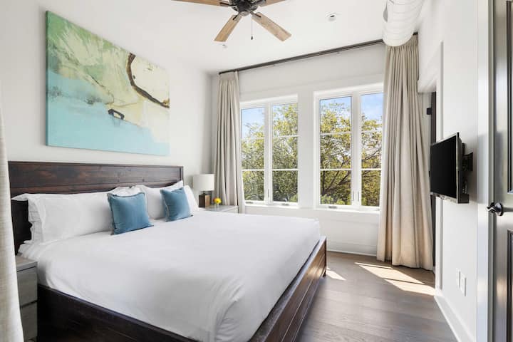 Dormitorio n.º1: cama tamaño king + TV.