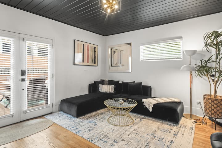 ספה נפתחת בסגנון רטרו בחצי האחורי של הבית