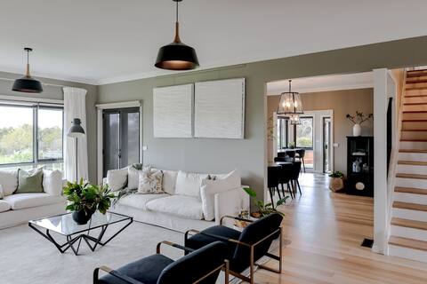Chateau Clarence, Waterfront +Hot tub 4 bed3 bath