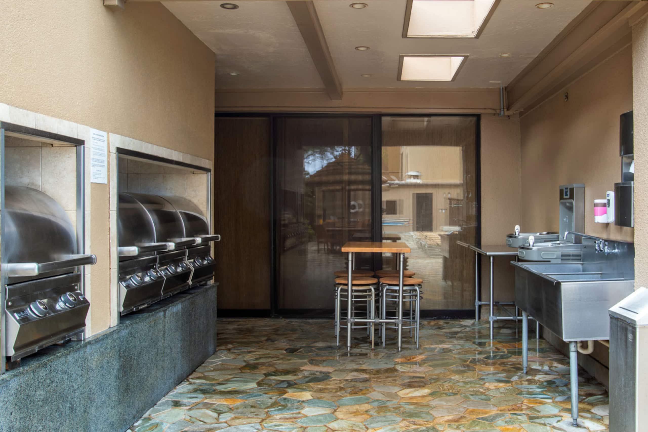 Condo in Lahaina · ★5.0 · 1 bedroom · 2 beds · 1 bath - Image 37