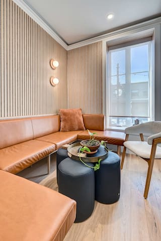 Luxurious 4BR-4Bath Escape: Premium Features & Unm gallery image 2