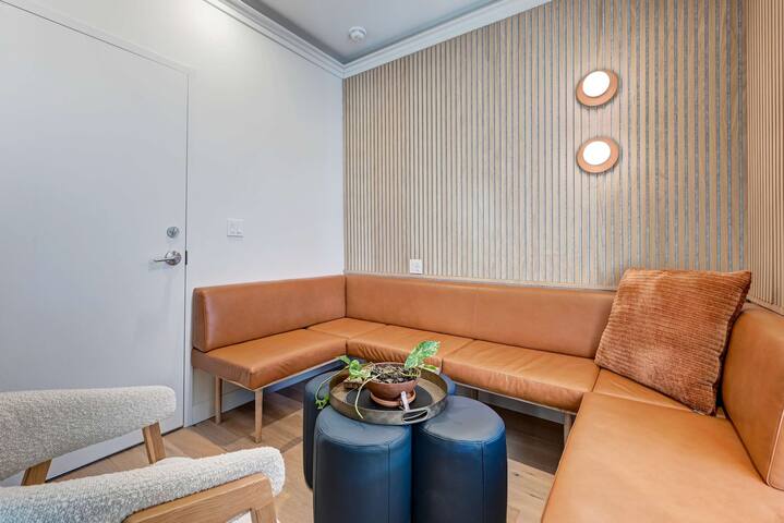 Luxurious 4BR-4Bath Escape: Premium Features & Unm gallery image 4