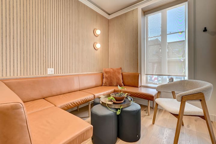 Luxurious 4BR-4Bath Escape: Premium Features & Unm