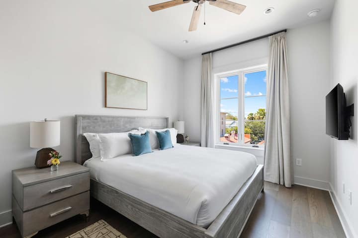 Dormitorio n.º1: cama tamaño king + TV.